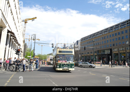 Blauer Himmelsblick, Osten, Menschen, Radfahrer, Berlin City Tour Bus an Kreuzungen, Unter Den Laden und Friedrichstraße, Berlin Stockfoto