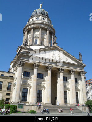 Blauer Himmel Porträt Menschen gehen und sitzen auf den Stufen des Neo-klassischen französischen Dom, Gendarmenmarkt, Berlin, Deutschland Stockfoto