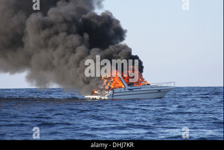 Feuer auf einem Schnellboot im Wasser Stockfoto