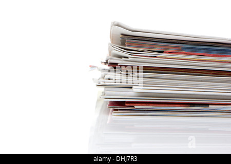 mehrere Zeitungen, Zeitschriften, gestapelt auf weißem Hintergrund Stockfoto