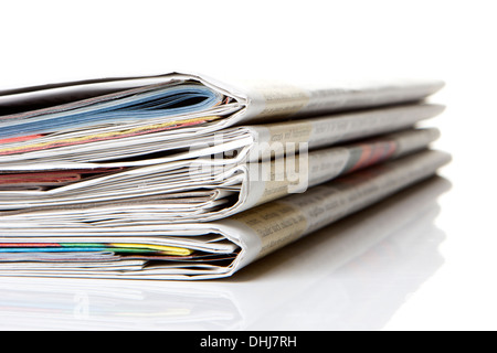 mehrere Zeitungen, Zeitschriften, gestapelt auf weißem Hintergrund Stockfoto