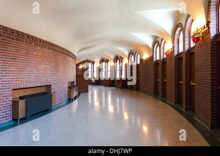 Kirche Foyer und Eingangsbereich mit Bogenfenster und gewölbten Decken Stockfoto