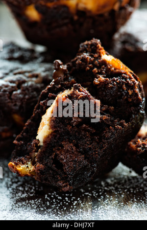 Schoko-Muffin auf dunklem Hintergrund, Closeup, selektiven Fokus Stockfoto