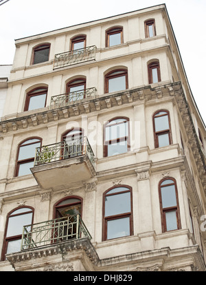 Aufbau der Außenwand eines Wohnhauses Stadt Zentrum Stockfoto