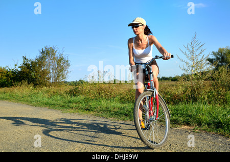 Mädchen Reiten Fahrrad im Lande Stockfoto