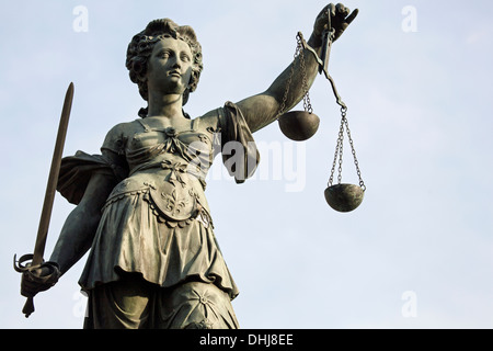 Skulptur der Justitia, Justitia auf dem Römerplatz in Frankrfurt am Main, Deutschland Stockfoto