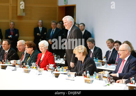 Berlin, Deutschland. 11. November 2013. CDU/CSU und SPD weiterhin die Koalitionsverhandlungen SPD zentrale Pertei in Berlin. / Bild: Horst Seehofer (CSU), Vorsitzender der CSU und Ministerpräsident von Bayern, Angela Merkel, Bundeskanzlerin, Gerda Hasselfeldt (CSU), erster stellvertretender Vorsitzender der CDU/CSU-Gruppe im Deutschen Bundestag, Volker Kauder (CDU), Vorsitzender der CDU parlamentarische Gruppe und bei den Verhandlungen in Berlin, am 11. November 2013.Photo: Reynaldo Paganelli/NurPhoto Credit: Reynaldo Paganelli/NurPhoto/ZUMAPRESS.com/Alamy Live News Stockfoto