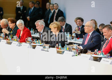 Berlin, Deutschland. 11. November 2013. CDU/CSU und SPD weiterhin die Koalitionsverhandlungen SPD zentrale Pertei in Berlin. / Bild: Horst Seehofer (CSU), Vorsitzender der CSU und Ministerpräsident von Bayern, Angela Merkel, Bundeskanzlerin, Gerda Hasselfeldt (CSU), erster stellvertretender Vorsitzender der CDU/CSU-Gruppe im Deutschen Bundestag, Volker Kauder (CDU), Vorsitzender der CDU parlamentarische Gruppe und bei den Verhandlungen in Berlin, am 11. November 2013.Photo: Reynaldo Paganelli/NurPhoto Credit: Reynaldo Paganelli/NurPhoto/ZUMAPRESS.com/Alamy Live News Stockfoto