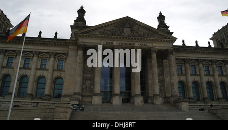 Grauen Himmel anzeigen Platz der Republik Eingang Neo-barocken Reichstagsgebäude, mit deutschen Fahnen, Berlin, Deutschland Stockfoto