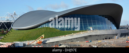 Aquatic Centre nach Entfernung von temporären Ständen und der Installation neuer Seitenwände im Queen Elizabeth Olympic Park East London England Stockfoto