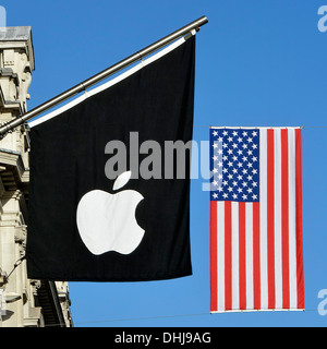 Außen Apple Store Logo auf Fahnenmast & amerikanische Flagge hinter Kabel über Regents Street Dekorationen für eine Veranstaltung in London England GB schweben Stockfoto