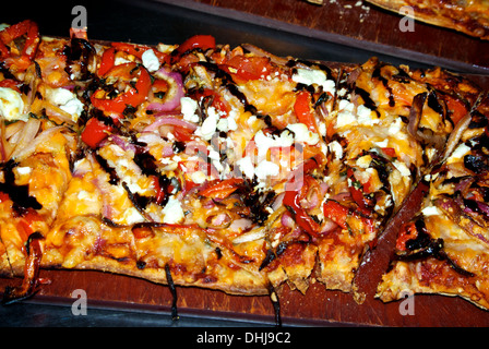 Gegrilltes Gemüse Fladenbrot Pizza süße Paprika Scheiben Cheddar Mozzarella Fetakäse geschmolzen Stockfoto