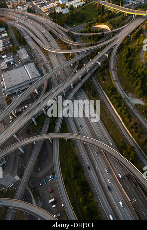 Luftaufnahme des Autos fahren auf eine amerikanische Autobahn Autobahn interstate Kreuzung Kreuzung Stockfoto
