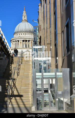 Die London Millennium Standseilbahn die Millennium Bridge und St. Pauls Cathedral Thames Seite Fußweg verlinken Stockfoto