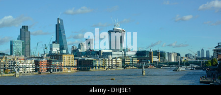 Stadt von London Skyline einschließlich Cheesegrater und Walkie Talkie Neubauten mit Canary Wharf Wolkenkratzern fernen Stockfoto