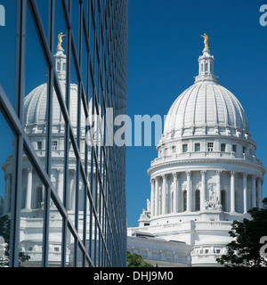 Wisconsin Kapitols in Madison. Die Kuppel des Kapitols spiegelt sich in den Fenstern eines nahe gelegenen Bürogebäudes. Im Juli 2013 getroffen. Stockfoto