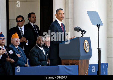 US-Präsident Barack Obama spricht auf dem Arlington National Cemetery zu Ehren des Veterans Day 11. November 2013 in Arlington, VA. Stockfoto