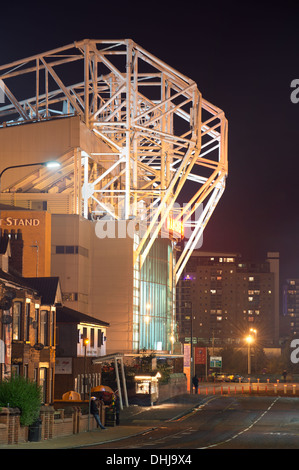 Eine fast leere Nacht Zeit Sir Matt Busby Weise herannahenden Old Trafford Stadion, Heimstadion von Manchester United (nur zur redaktionellen Verwendung). Stockfoto