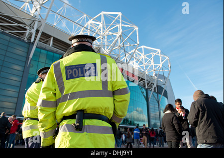 Zwei Spiel Tag Polizisten stehen im Dienst außerhalb Old Trafford Stadion, Heimstadion von Manchester United (nur zur redaktionellen Verwendung). Stockfoto