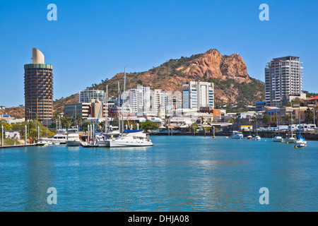 Australien, Queensland, Townsville, Blick auf Ross Creek und Townsville CBD mit Castle Hill Stockfoto