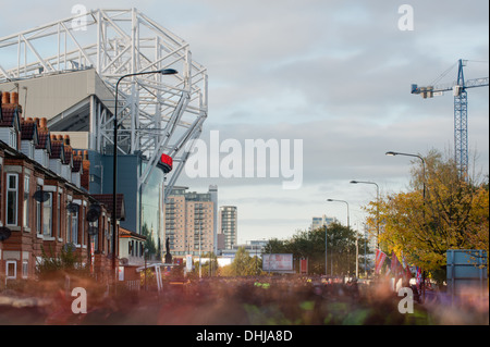 Fans von Manchester United Football Club gehen Sie Sir Matt Busby Weise herannahenden Old Trafford Stadion (nur zur redaktionellen Verwendung). Stockfoto