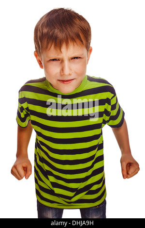 böses Kind junge blonde Bully wütend aggressive Kämpfe im grünen