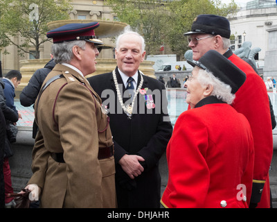 London: Tag des Waffenstillstands 2013. Veteranen und die Öffentlichkeit an der Royal British Legion gedenken am Trafalgar Square Stockfoto