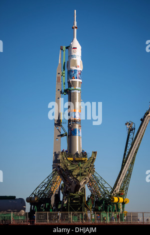 Die Sojus TMA - 11M-Rakete, geschmückt mit dem Logo der Olympischen Spiele in Sotschi, befindet sich auf der Startrampe 5. November 2013 am Weltraumbahnhof Baikonur, Kasachstan. Start der Sojus-Rakete ist geplant für November 7 und schicken Expedition 38 Sojus Commander Mikhail Tyurin von Roskosmos, Flight Engineer Rick Mastracchio der NASA und Flugingenieur Koichi Wakata der Japan Aerospace Exploration Agency auf einer sechsmonatigen Mission an Bord der internationalen Raumstation ISS. Stockfoto