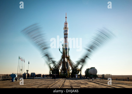 Die Sojus TMA - 11M-Rakete, geschmückt mit dem Logo der Olympischen Spiele in Sotschi, befindet sich auf der Startrampe 5. November 2013 am Weltraumbahnhof Baikonur, Kasachstan. Start der Sojus-Rakete ist geplant für November 7 und schicken Expedition 38 Sojus Commander Mikhail Tyurin von Roskosmos, Flight Engineer Rick Mastracchio der NASA und Flugingenieur Koichi Wakata der Japan Aerospace Exploration Agency auf einer sechsmonatigen Mission an Bord der internationalen Raumstation ISS. Stockfoto