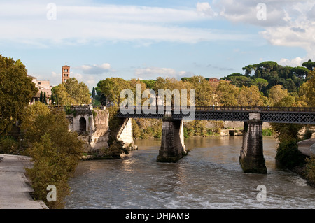 Blick auf den Fluss und industrielle Bahnbrücke aus der Tiberinsel, Rom, Italien Stockfoto