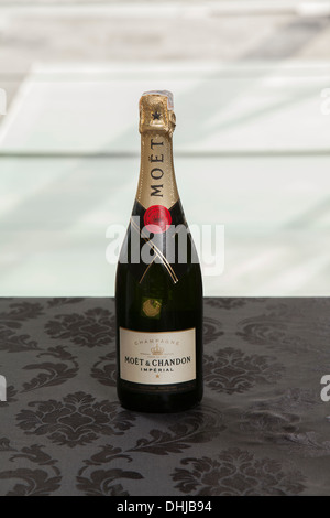 Moet Chandon Champagner imperial Flasche Weisswein Tabelle Alkohol Sonnenuntergang voll trinken Getränke getrunken Spaß genießen Genuss Marke voll cl Stockfoto