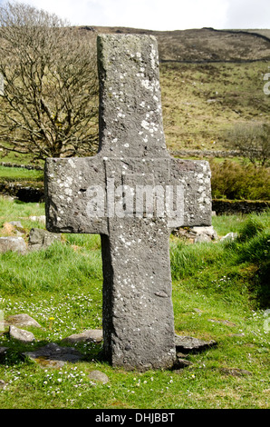 Altes Steinkreuz an Kilmalkedar Kirche am Slea Head Drive, Dingle Halbinsel, Irland. Stockfoto