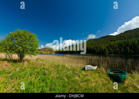 Easdale Seil Insel in der Nähe von Oban, Highlands von Schottland UK zwei Ruderboote an Land an einem kleinen See Stockfoto