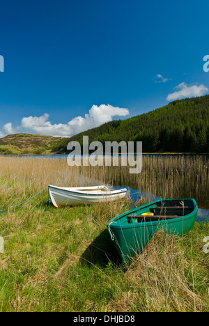 Easdale Seil Insel in der Nähe von Oban, Highlands von Schottland UK zwei Ruderboote an Land an einem kleinen See Stockfoto