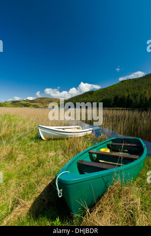 Easdale Seil Insel in der Nähe von Oban, Highlands von Schottland UK zwei Ruderboote an Land an einem kleinen See Stockfoto