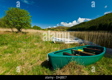 Easdale Seil Insel in der Nähe von Oban, Highlands von Schottland UK zwei Ruderboote an Land an einem kleinen See Stockfoto