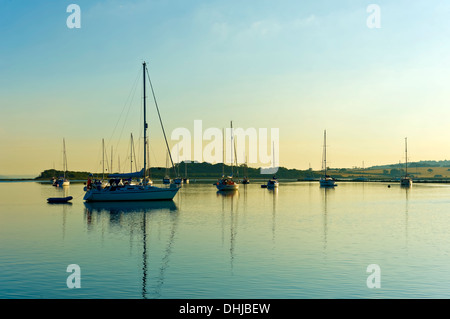 Yachten in Newtown Creek bei Morgengrauen, Isle Of Wight, Hampshire, England UK verankert. Stockfoto