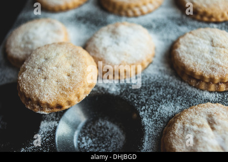 Frisch gekocht Mince Pies noch in der Küche Zinn Stockfoto