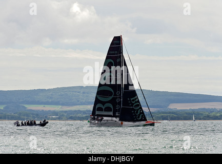 Fastnet-Regatta 2013. Racing Yacht Segeln auf dem Solent nach dem Start von Cowes. Konkurrierende Transat Jacques Vabre 2013. Stockfoto