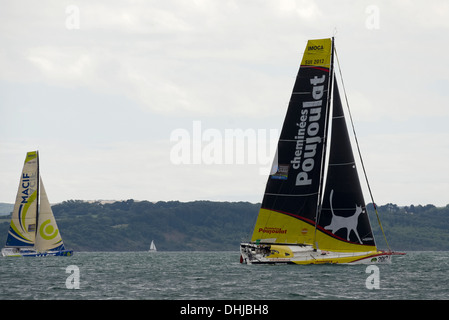 Fastnet-Regatta 2013. Racing Yacht Segeln auf dem Solent nach dem Start von Cowes. Konkurrierende Transat Jacques Vabre 2013. Stockfoto