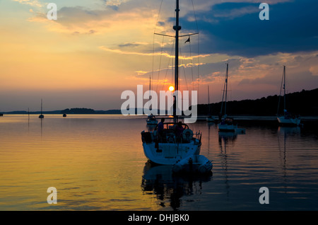 Jachten verankert im Blut zu verbünden, Poole Harbour, Doeset, England, UK bei Sonnenuntergang Stockfoto
