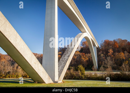 Natchez Trace Parkway Bridge in der Nähe von Franklin Tennessee - Teil der historischen 444 Meile Straße von Nashville nach Natchez, USA Stockfoto