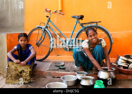 Indische Teenager-Mädchen beim Abwasch außerhalb ihrer indischen Dorf nach Hause. Andhra Pradesh, Indien Stockfoto