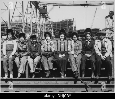 Line-up von einigen Frauen Schweißer einschließlich der Frauen ist Champion der Ingalls (Schiffbau Corp., Pascagoula, MS) Schweißen 890 Stockfoto