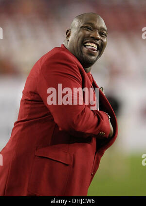 Tampa, Florida, USA. 11. November 2013. BRENDAN FITTERER | Times.Warren Sapp lächelt ein Fan, der um einen Kuss vor der Tampa Bay Buccaneers vs. Miami Dolphins im Raymond James Stadium am Montag Abend bittet. Bildnachweis: Brendan Fitterer/Tampa Bucht Times/ZUMAPRESS.com/Alamy Live-Nachrichten Stockfoto