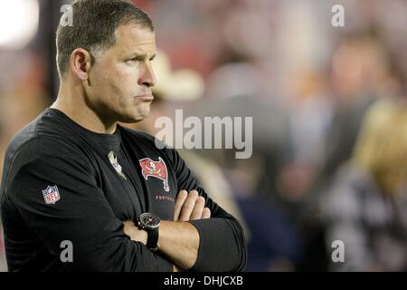 Tampa, Florida, USA. 11. November 2013. DANIEL WALLACE | Times.Tampa Bay Buccaneers Cheftrainer Greg Schiano Uhren Poloshirt als die Buccaneers die Miami Dolphins im Raymond James Stadium auf Montag, 11. November 2013 spielen. Bildnachweis: Daniel Wallace/Tampa Bucht Times/ZUMAPRESS.com/Alamy Live-Nachrichten Stockfoto