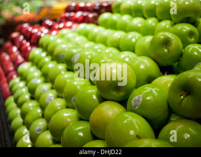 Grüne "Granny Smith" Äpfel in den Vordergrund, rot "Red Delicious" Äpfel im Hintergrund in einem Lebensmittelgeschäft. Stockfoto