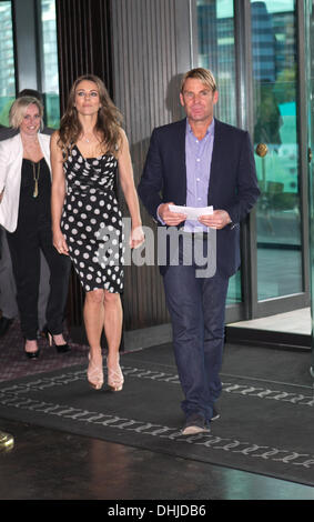 Shane Warne & Liz Hurley auf der Shane Warne Foundation Ambassador-Programm Start an der Krone, Melbourne, 12. November 2013. Stockfoto