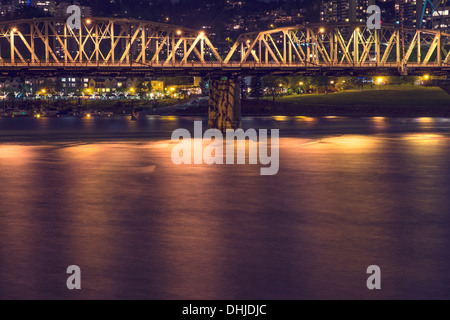 Hawthorne Bridge überquert den Willamette River bei Nacht, Portland, Oregon Stockfoto