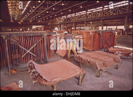 Eine Wüstenlandschaft, die sich etwa 70 km westlich von Phoenix, Arizona, befindet und durch trockenes Gelände, karge Vegetation und typische Wüstenmerkmale gekennzeichnet ist. Das Gebiet ist Teil des größeren Ökosystems der Sonora-Wüste. Stockfoto